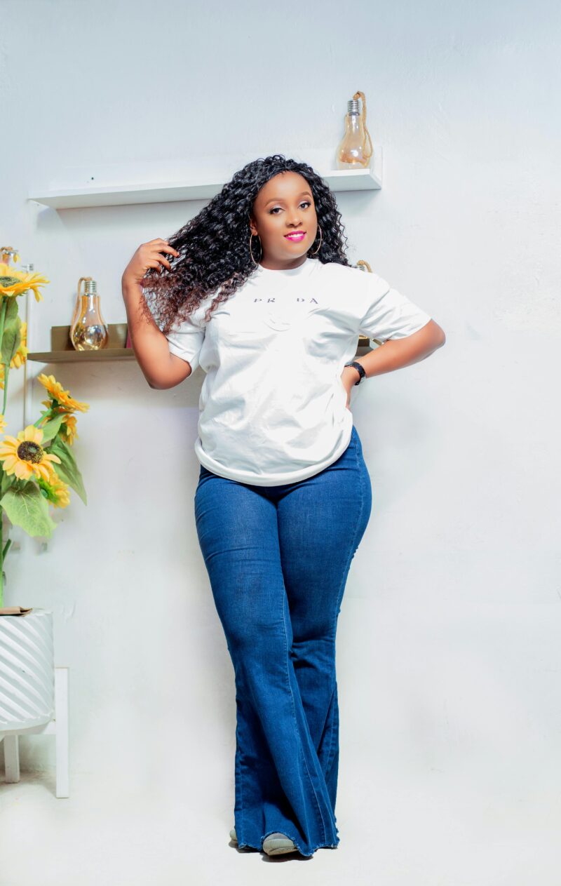 A confWhat should i wear as a christian girl for modest fashionident woman in Christian modest fashion, expressing faith and culture through style.